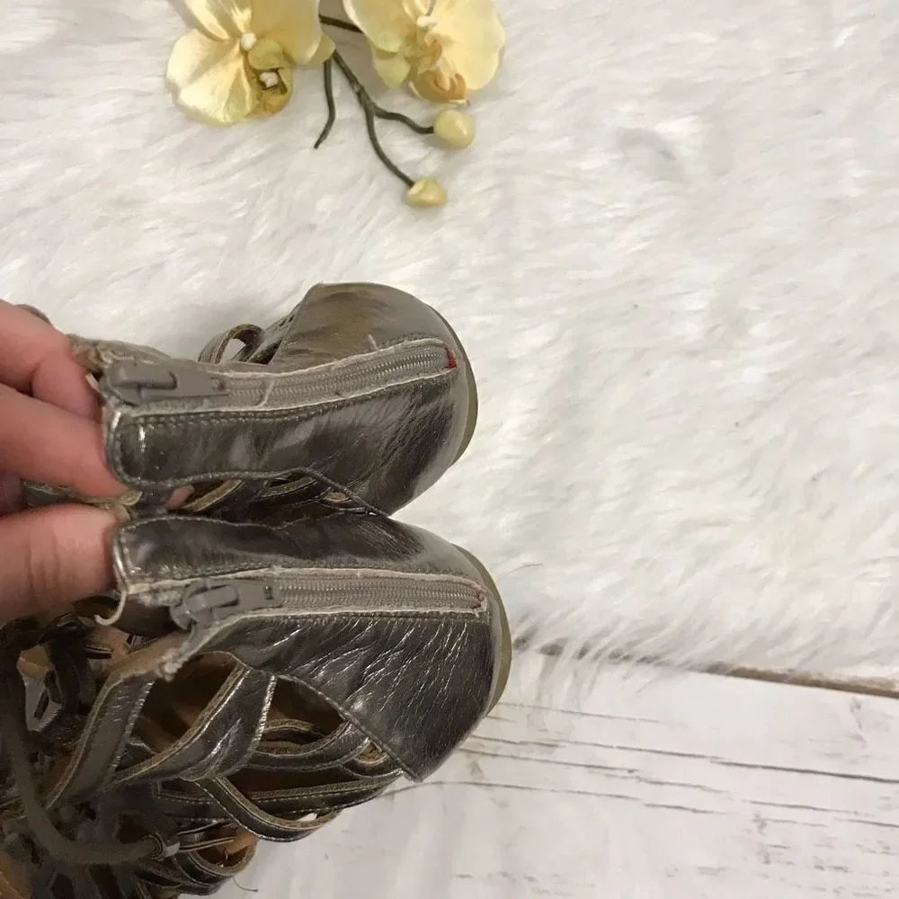 Report Gladiator Girls Metallic Silver Sandals‎ size 5